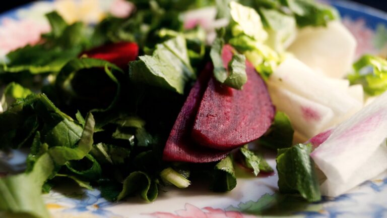 Kartoffel- og rødbedesalat med hytteost og purløg
