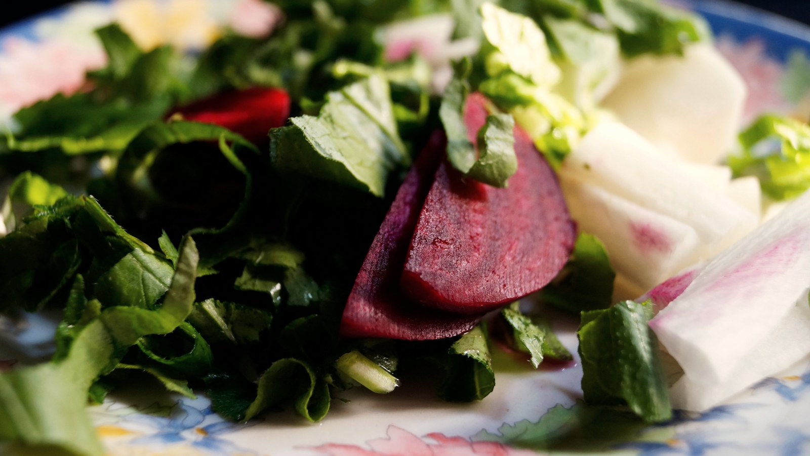 Kartoffel- og rødbedesalat med hytteost og purløg