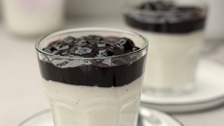 Bærkompot med vaniljeskyr