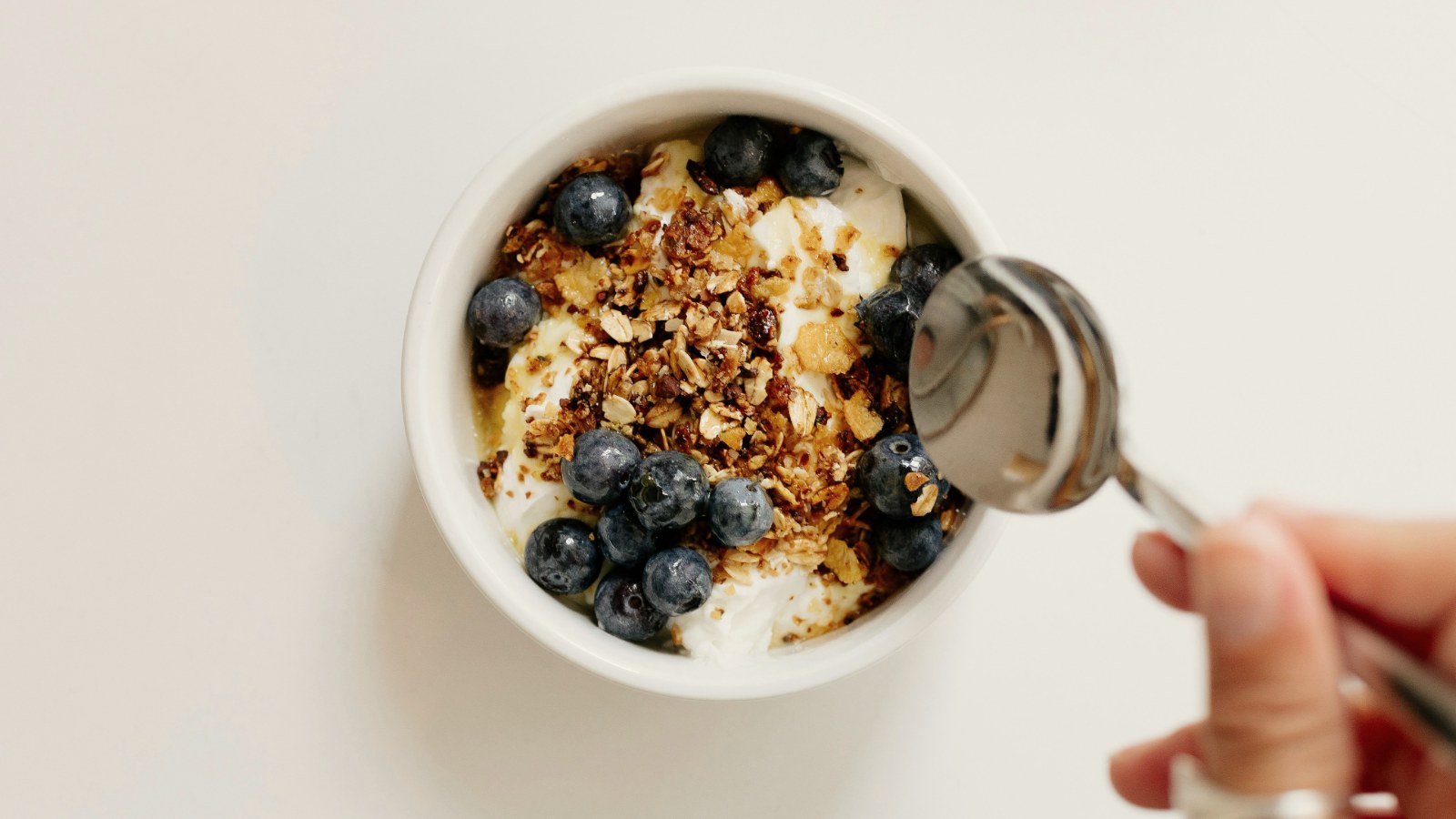 Skyrskål med havre-granola og blåbær