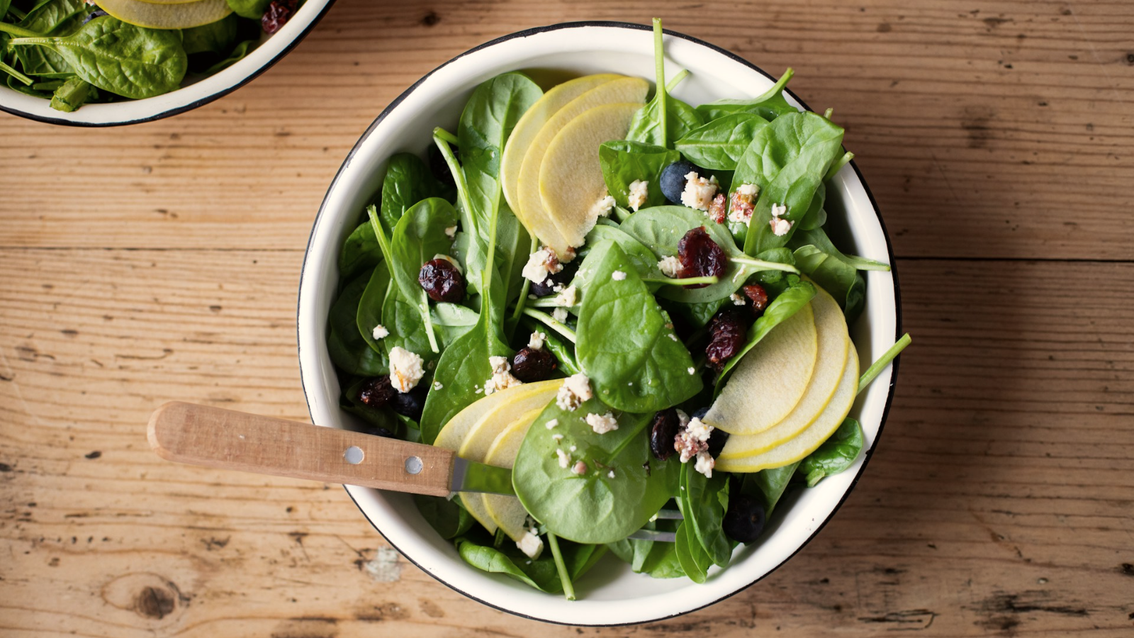 Grøn salat med frisk mozzarella, æble og ristede macadamia